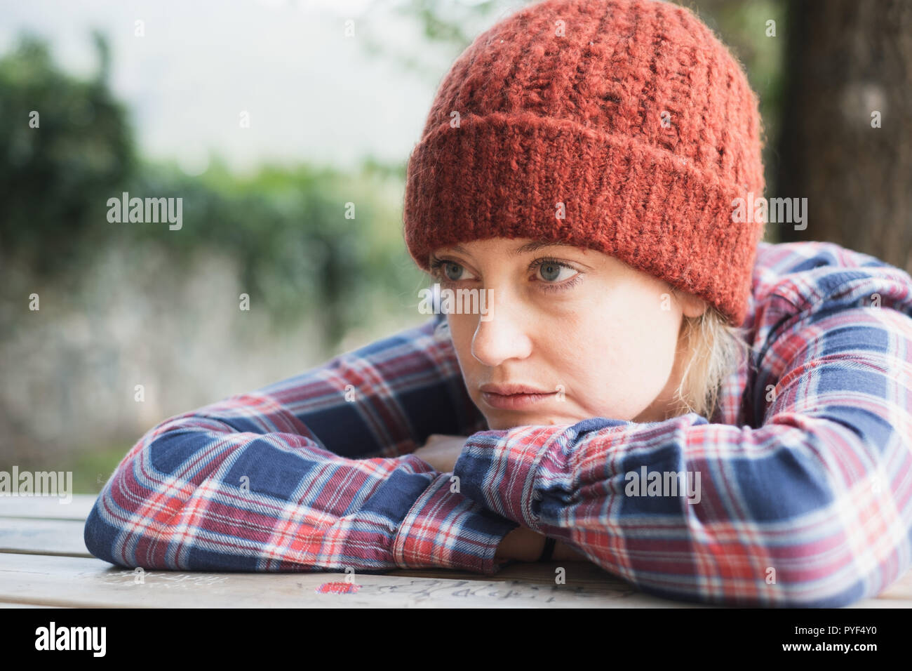 Frau ist müde und traurig im Freien Stockfoto