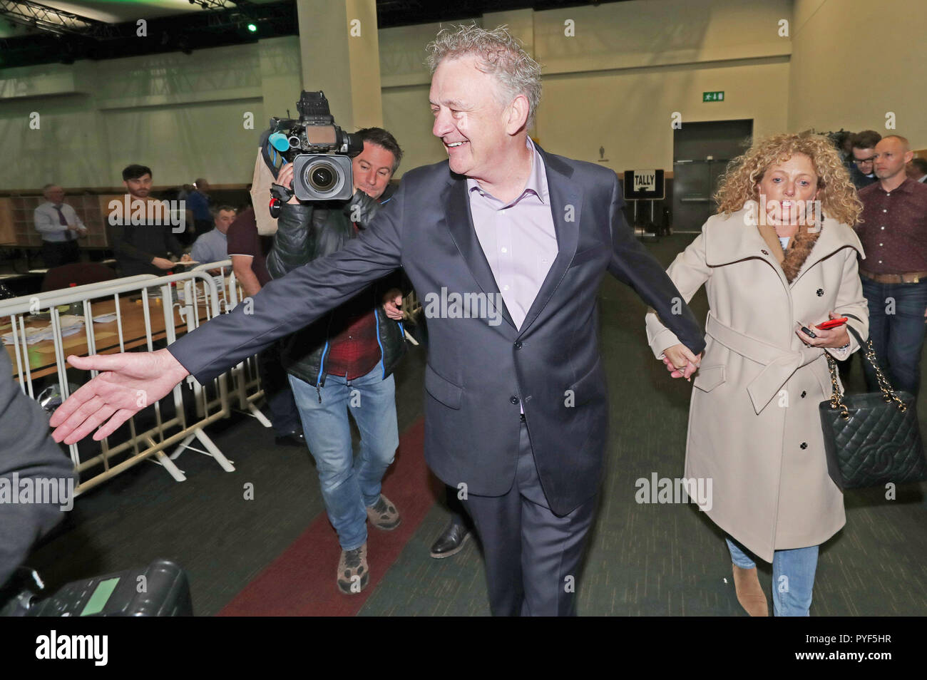 Kandidat Peter Casey und seine Frau Helen kommen als bei der Auszählung der Stimmen auf der Convention Center beginnt, Dublin, in den Präsidentschaftswahlen in Irland Wahl am Samstag, mit etablierten Michael D Higgins auf Kurs einen erdrutschartigen Sieg zu sichern. Stockfoto