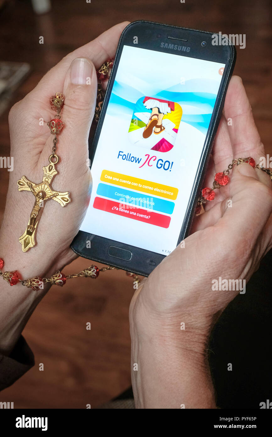 Vatikan gibt die Smartphone App' Folgen JC GEHEN!" (Jesus Christus), die fast an das Modell Pokémon Gehen identisch. Anstelle von Monster, Heiligen sind jetzt gesucht und im Vatikan Spiel erwischt. Das Spiel ist derzeit nur verfügbar in Spanisch, andere Sprachversionen werden in Kürze veröffentlicht. Foto zeigt die Login Seite des 'Folgen JC GO!' auf einem Smartphone. Stockfoto Vatikan gibt die Smartphone App' Folgen JC GEHEN!" (Jesus Christus), die fast an das Modell Pokémon Gehen identisch. Anstelle von Monster, Heiligen sind jetzt gesucht und im Vatikan Spiel erwischt. Das Spiel ist derzeit nur verfügbar in Spanisch, andere Sprachversionen werden in Kürze veröffentlicht. Foto zeigt die Login Seite des 'Folgen JC GO!' auf einem Smartphone. Stockfoto