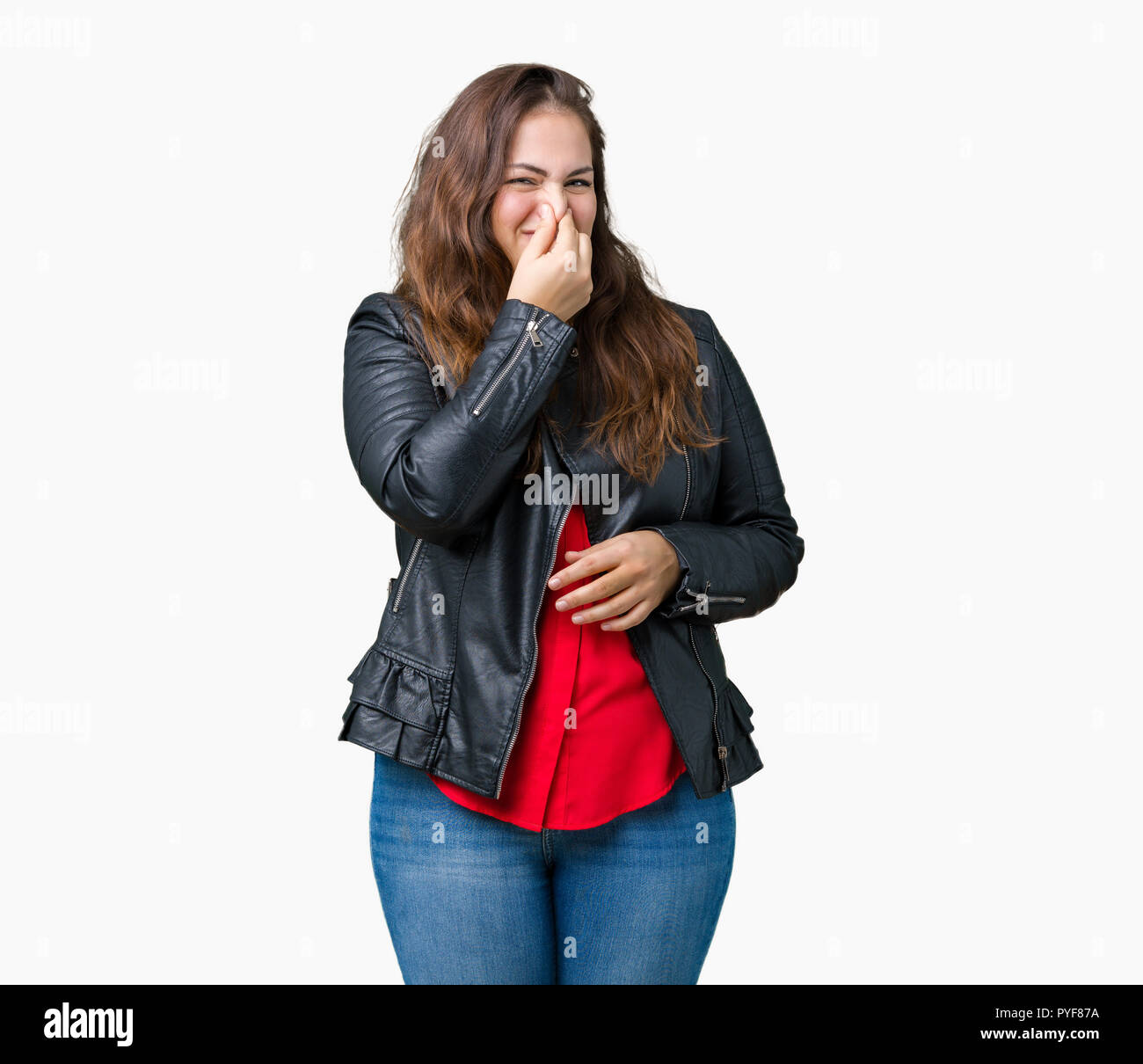 Schöne Übergrößen junge Frau trägt einen Mode Leder Jacke über isolierte  Hintergrund riechen etwas stinkig und ekelhaft, unerträglichen Geruch  Stockfotografie - Alamy