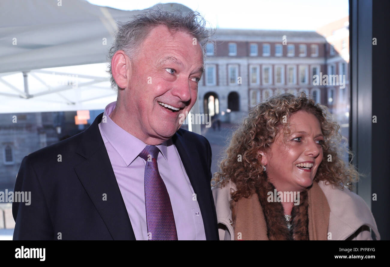 Kandidat Peter Casey und seine Frau Helen Ankunft in Dublin Castle, das als bei der Auszählung der Stimmen in den Präsidentschaftswahlen in Irland Wahl am Samstag beginnt, mit etablierten Michael D Higgins auf Kurs einen erdrutschartigen Sieg zu sichern. Stockfoto