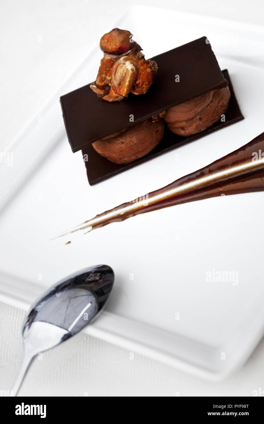 Mousse au Chocolat und Bar auf einem weißen Porzellanteller Stockfoto