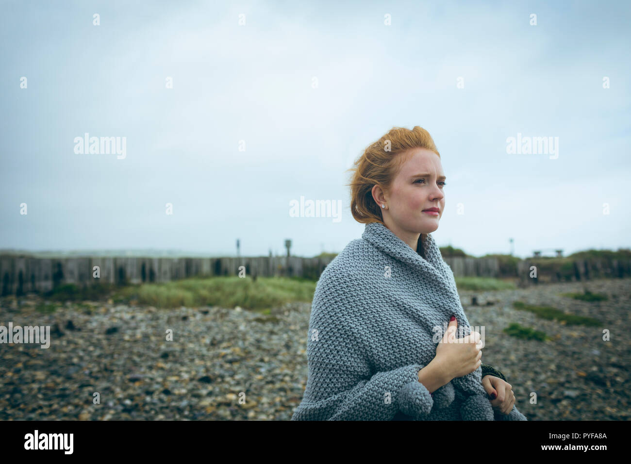 Frau in graue Jacke in der Nähe von Strand Stockfoto