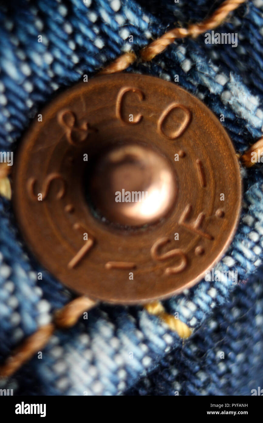 Levi´s Strauss klassischer blauer Jeansknopf, Nahaufnahme Stockfoto