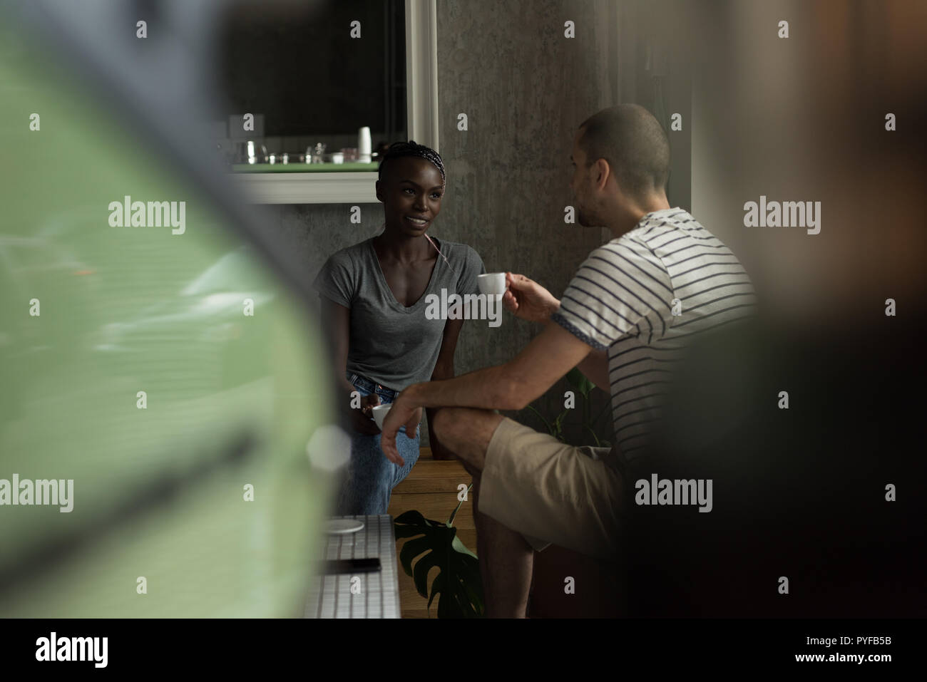 Paare, die miteinander sprechen, während Sie Kaffee Stockfoto