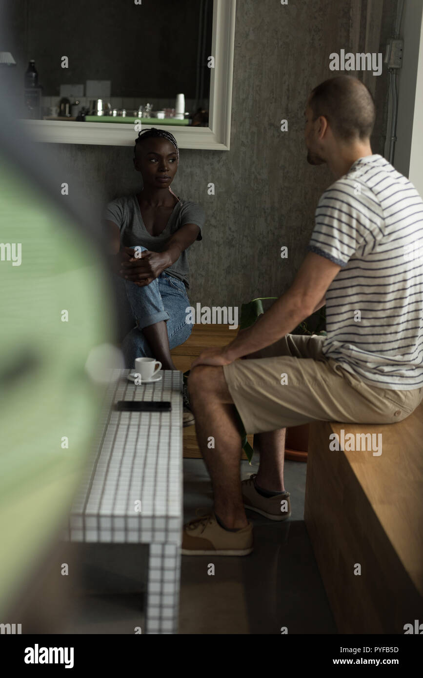 Paar, miteinander zu reden Stockfoto