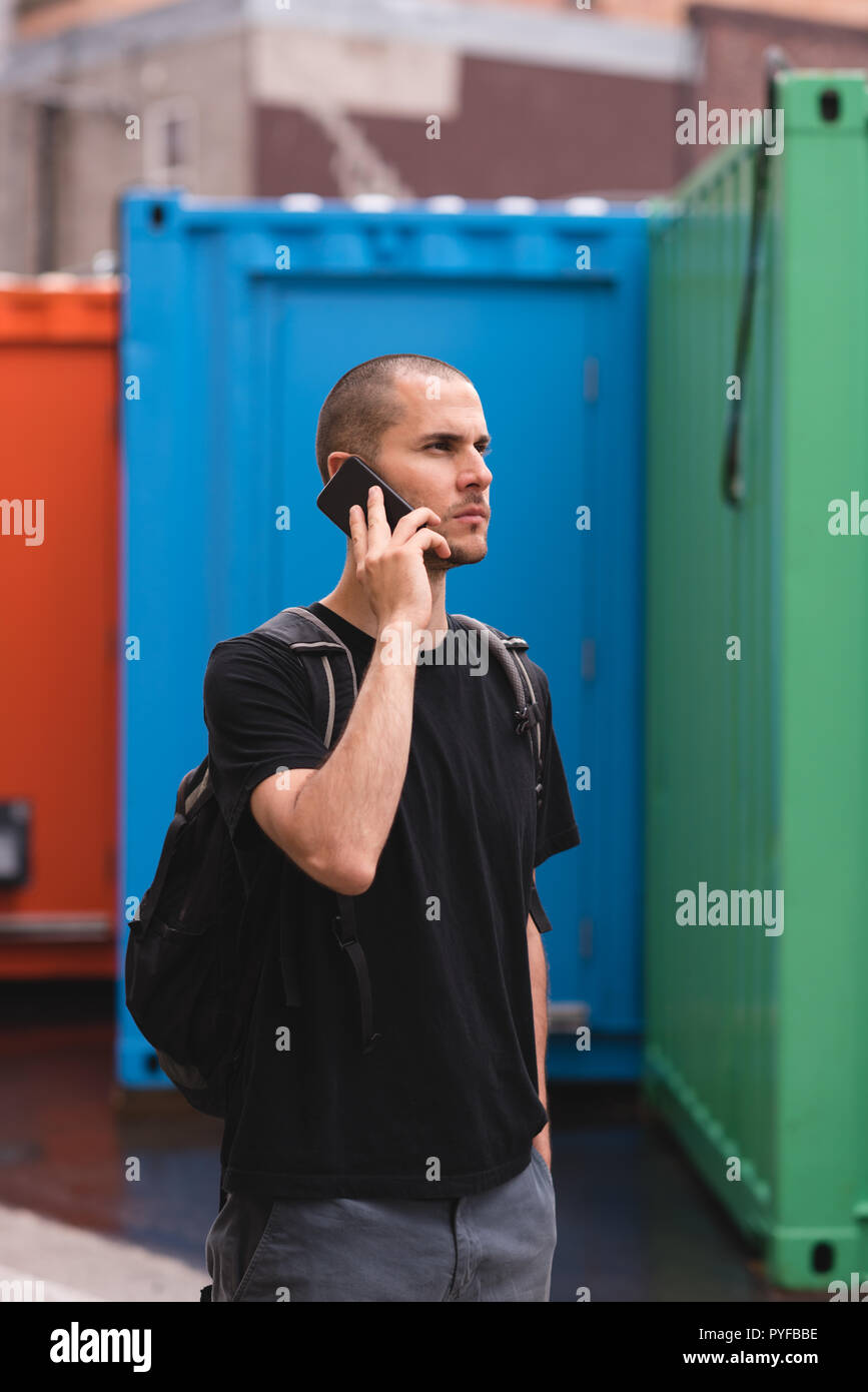 Junger Mann am Telefon zu sprechen in der Stadt Stockfoto