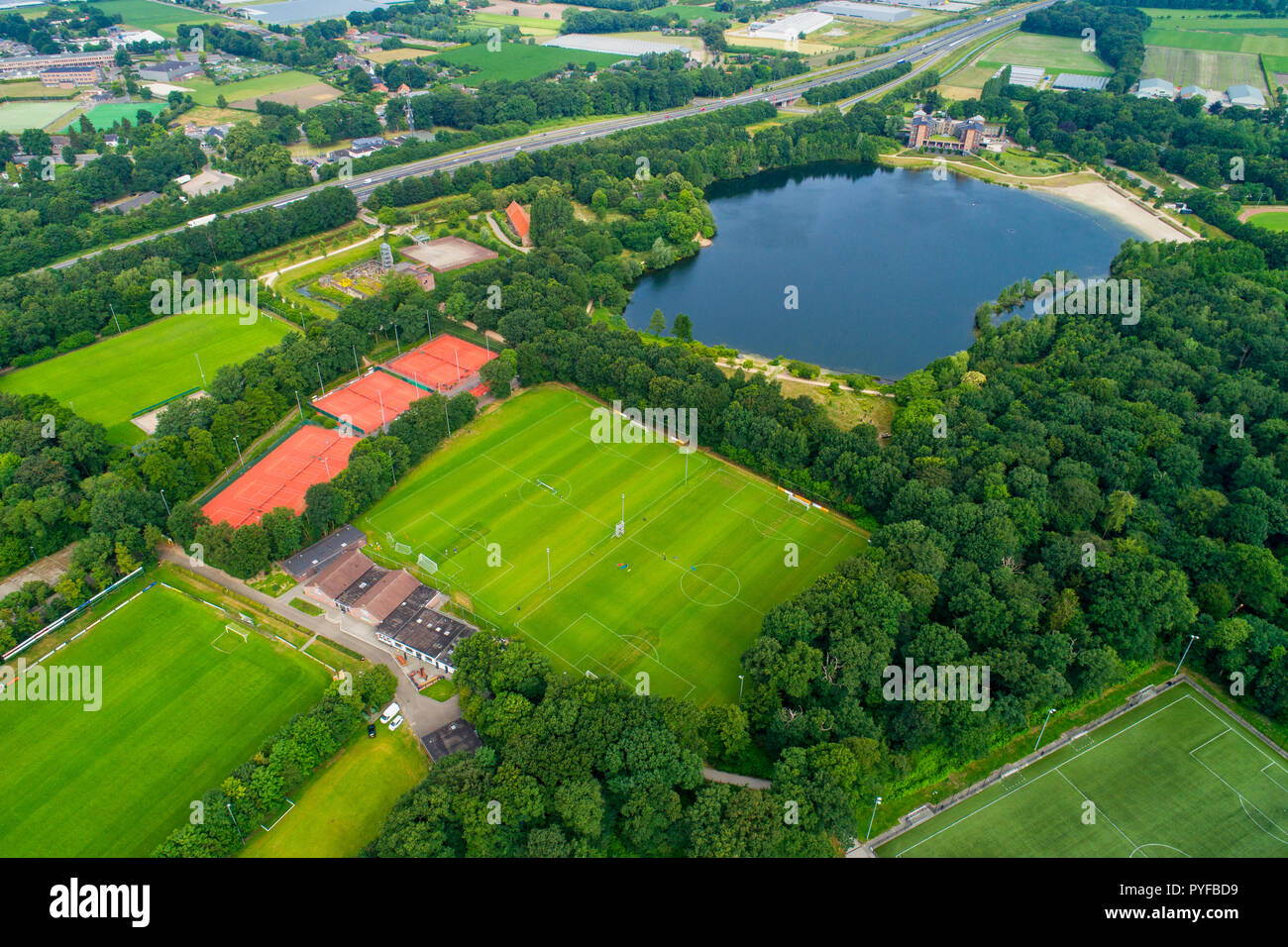 Horst, Niederlande - 23. Juni 2018: Luftbild vom Sport Zentrum von Horst der Niederlande während der Ausbildung der PAOK Team Stockfoto