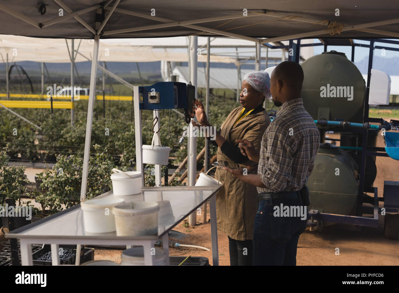 Arbeitnehmer mit Waage Stockfoto