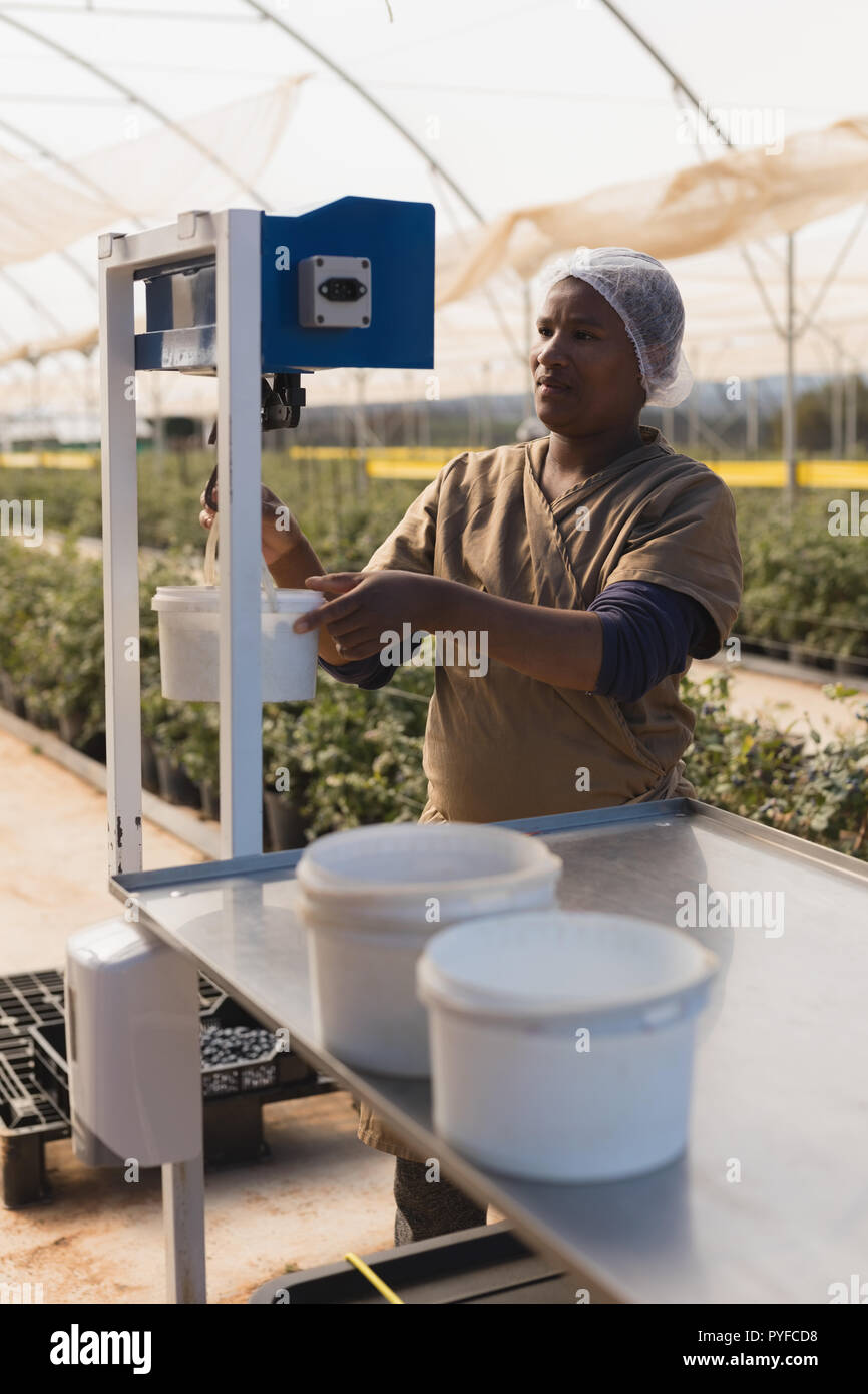 Arbeitnehmer mit Waage Stockfoto