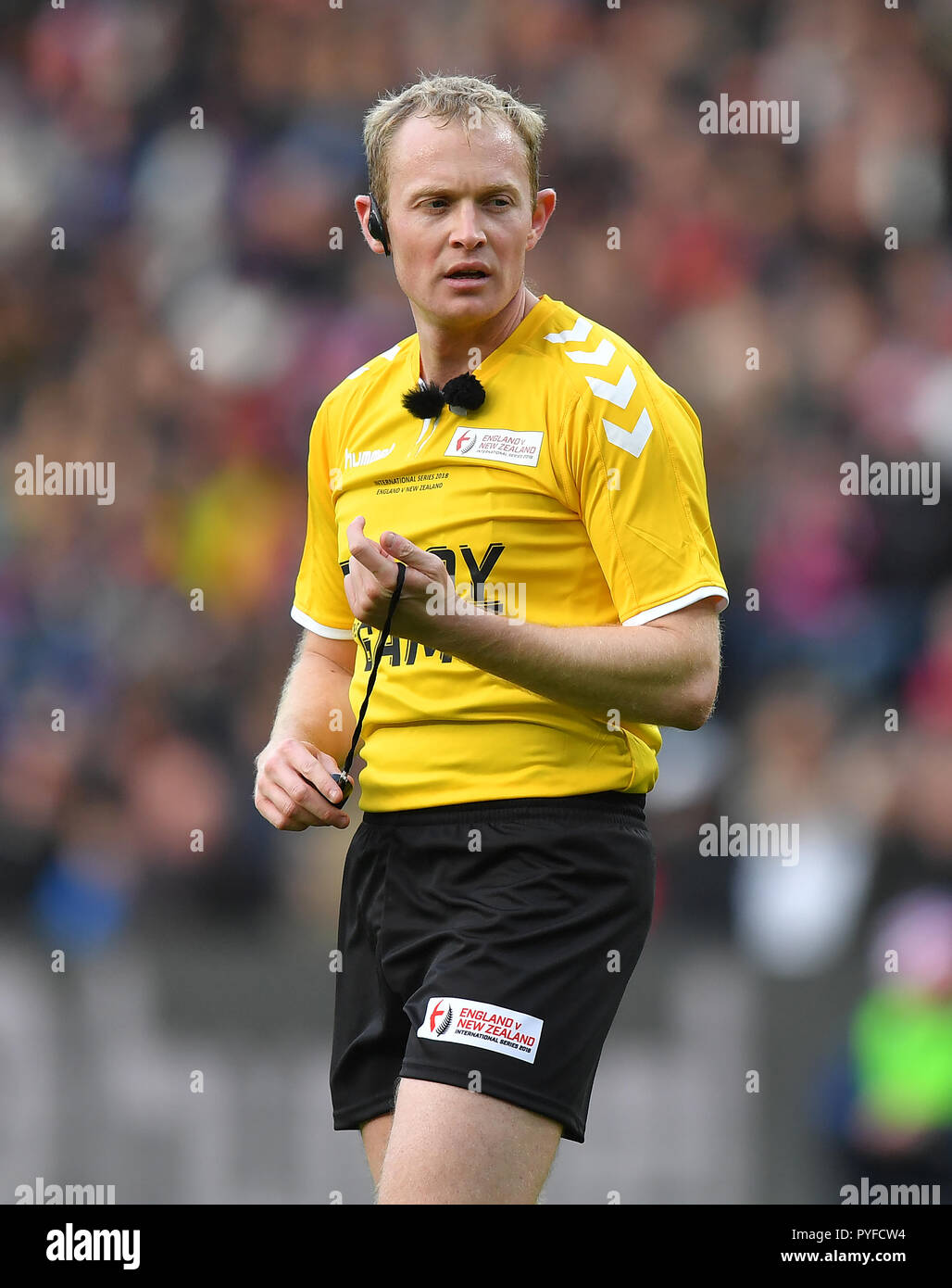 Schiedsrichter Robert Hicks während der Internationalen freundlich an Der kcom Stadion, Hull. PRESS ASSOCIATION Foto. Bild Datum: Samstag, Oktober 27, 2018. Siehe PA Geschichte RUGBYU England. Photo Credit: Dave Howarth/PA-Kabel. Einschränkungen: Nur für den redaktionellen Gebrauch bestimmt. Keine kommerzielle Nutzung. Keine falsche geschäftliche Verbindung. Kein Video-Emulation. Keine Manipulation von Bildern. Stockfoto