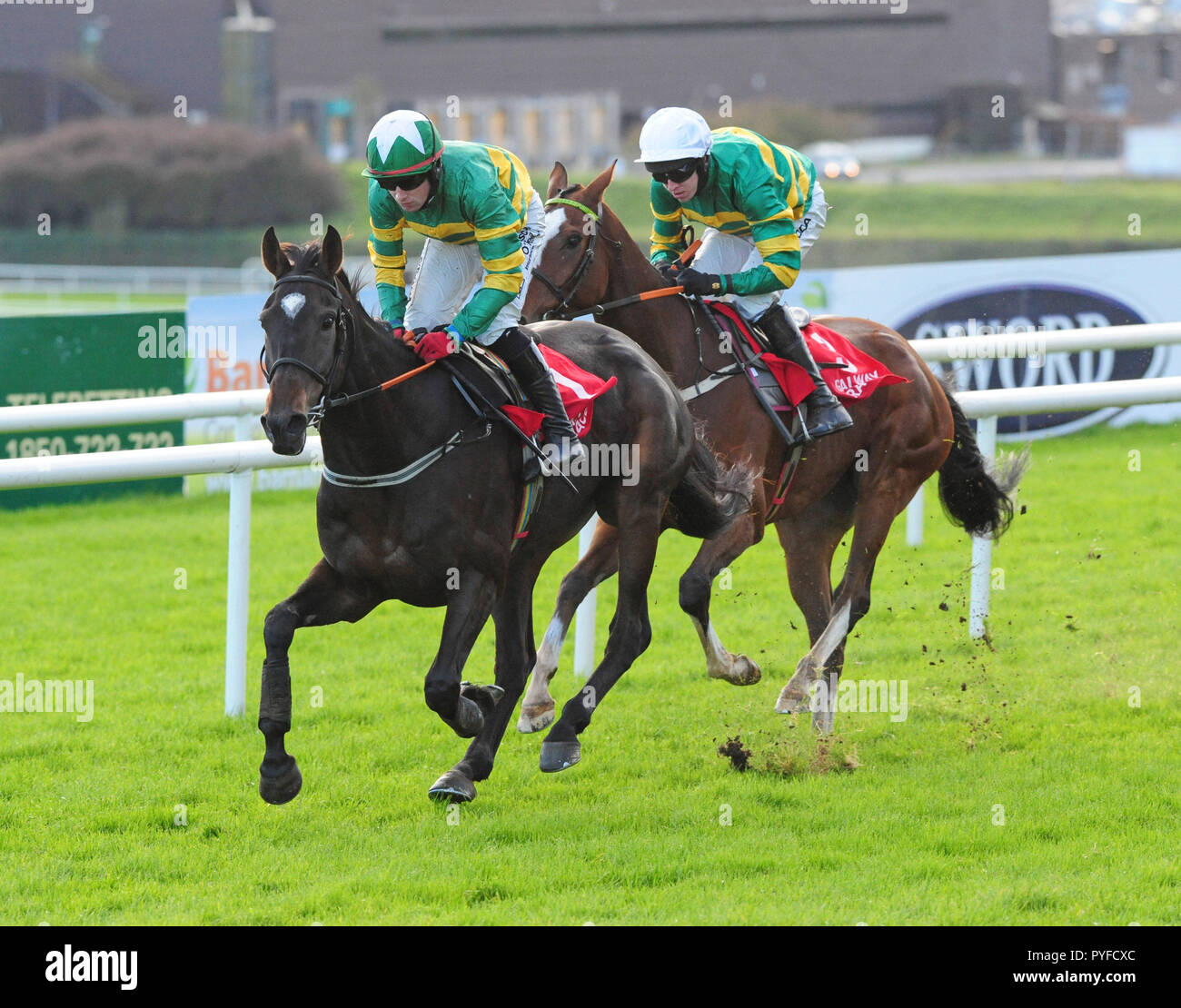 Los Geht und Mark Enright (links) die Faber audiovisuelle Handicap Hürde während des Tages eine der Oktober Festival in Galway Pferderennbahn zu gewinnen. Stockfoto
