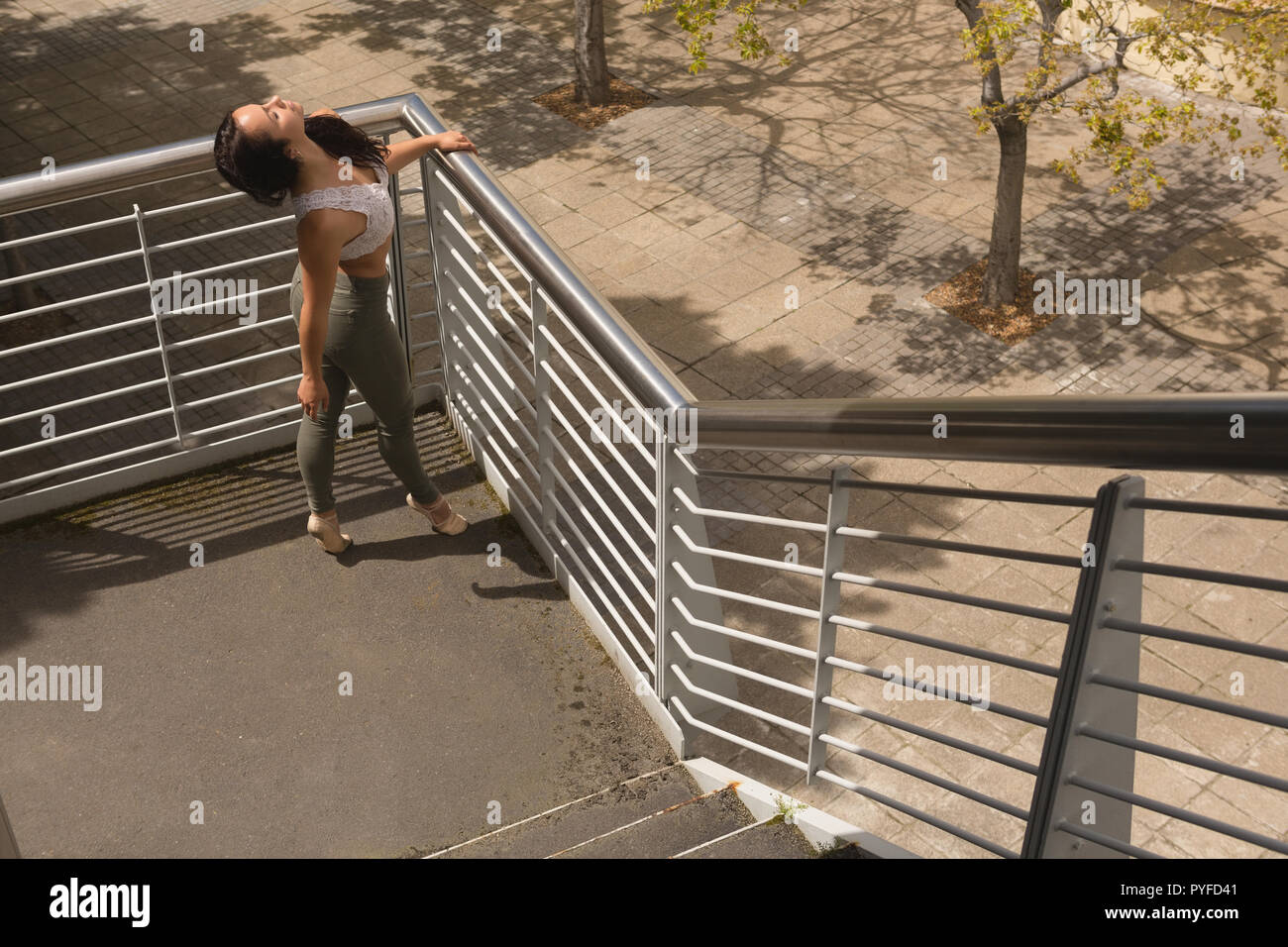 Urban Tänzer tanzen üben auf Treppe Stockfoto