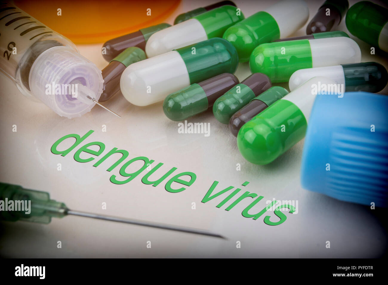 Dengue-virus, Medikamente und Spritzen als Konzept der normalen Behandlung Gesundheit Stockfoto