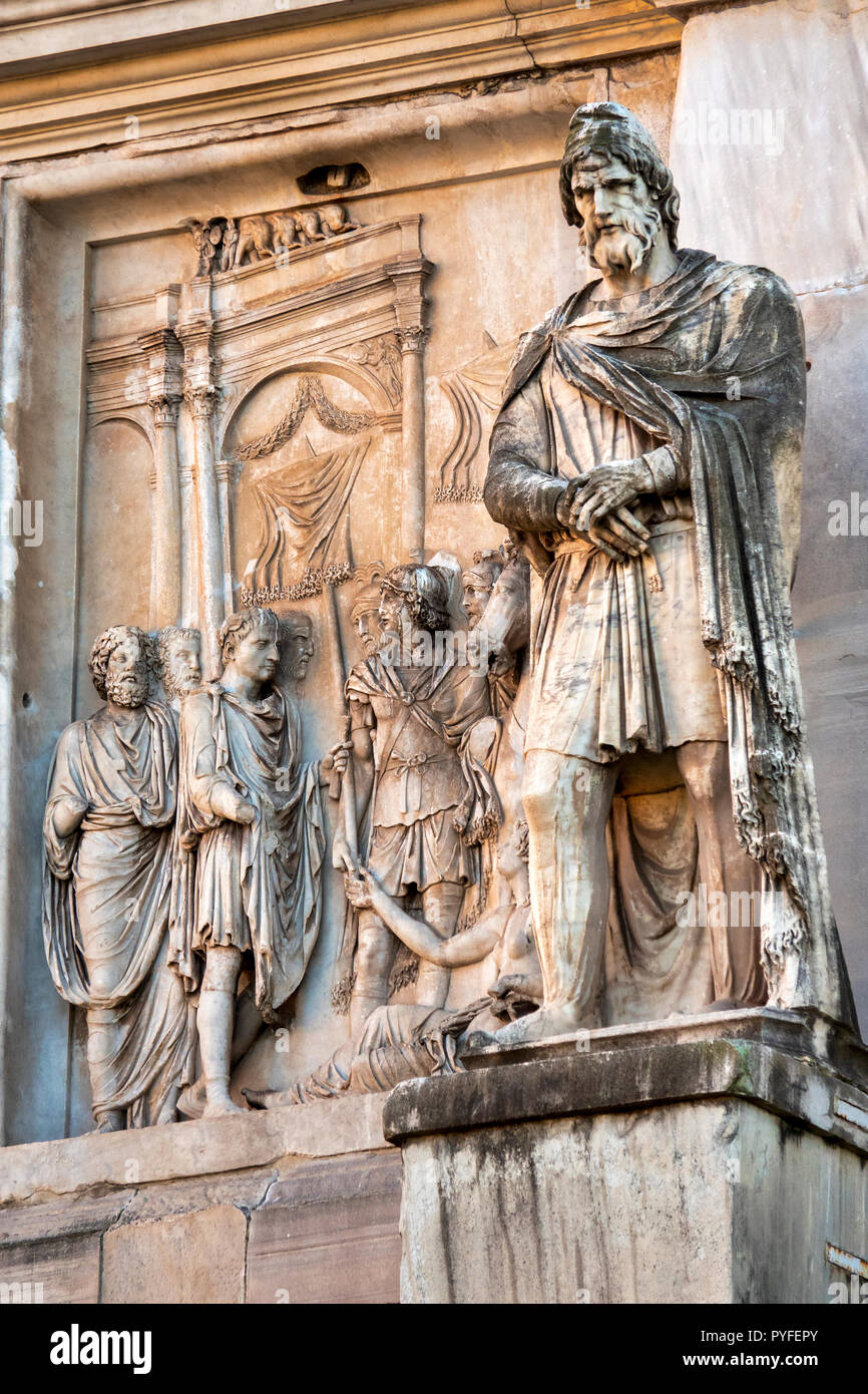 Detail der Statuen der Triumphbogen des Konstantin, Rom Italien Stockfoto