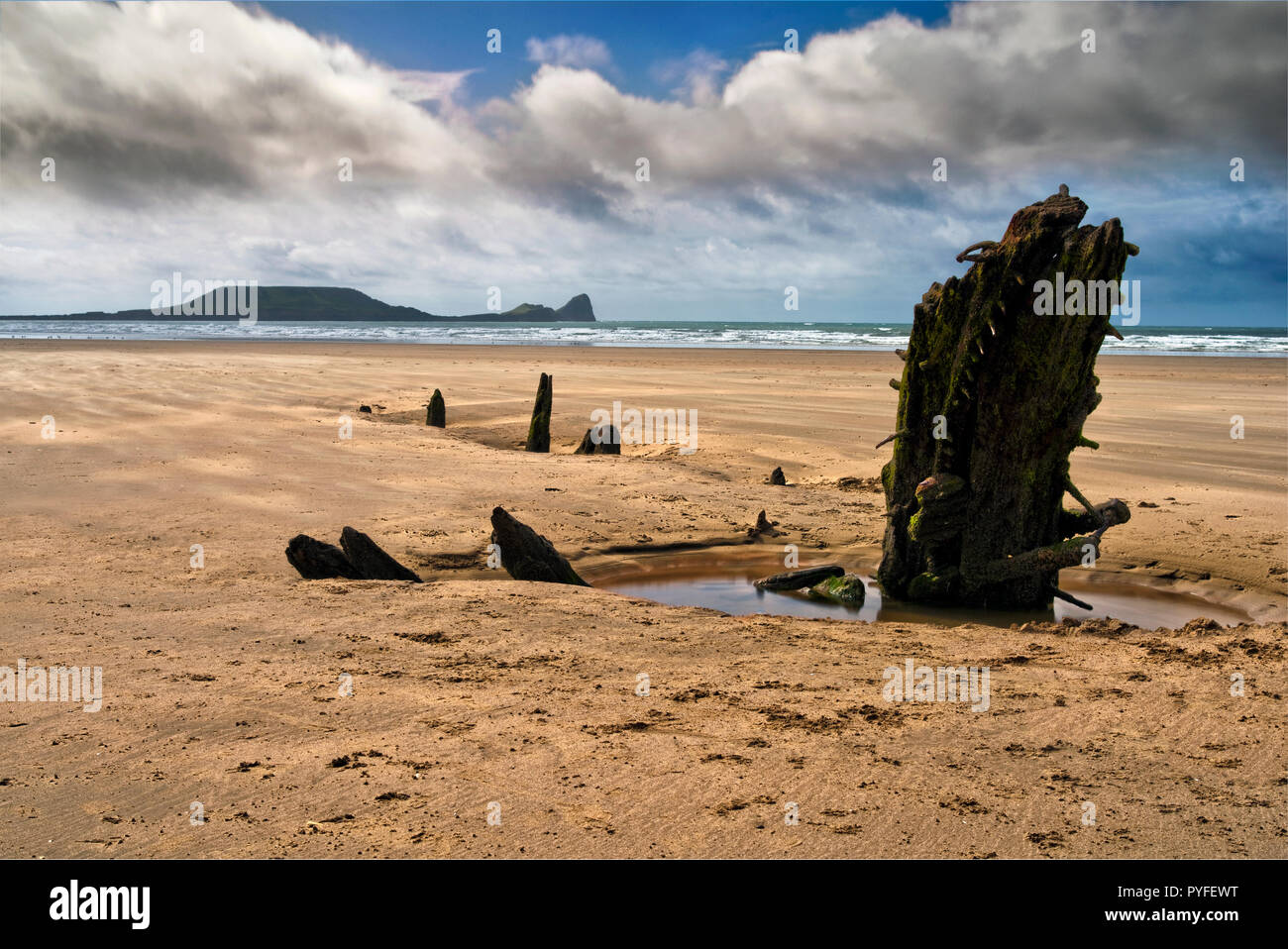 Das Wrack der Helvetia und Worm's Head, Rhossili Bay, auf der Halbinsel Gower, South Wales (3) Stockfoto