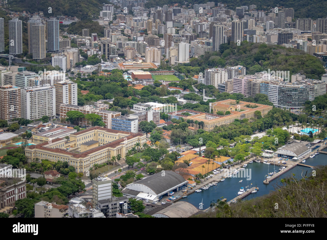 Luftaufnahme von Urca Nachbarschaft mit der Universität Rio de Janeiro (Ufrj) und Benjamin Constant Institut - Rio de Janeiro, Brasilien Stockfoto