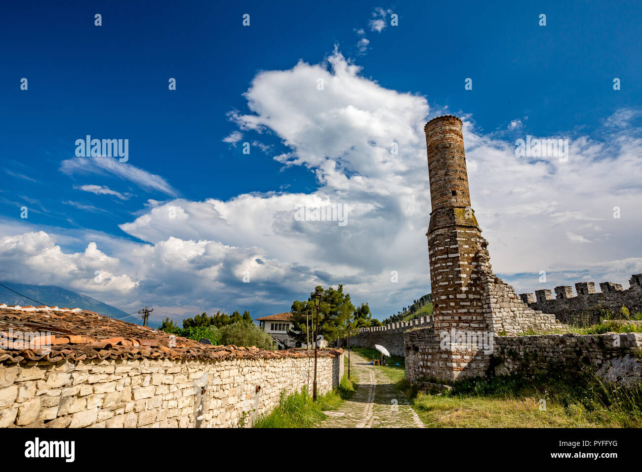 Alten hohen steinernen Ofen Schornstein in der Altstadt von Berat in Albanien, frühlingslandschaft Tag Blick von der Stone Street mit bewölkt blauer Himmel Stockfoto