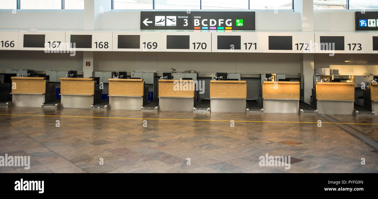 Check-in-Schalter im Flughafen Wien am frühen Morgen Stockfotografie - Alamy