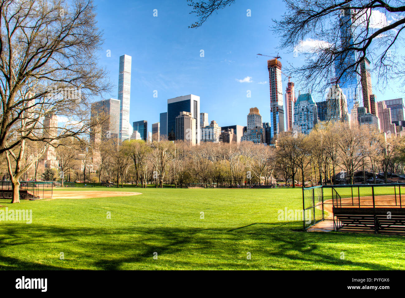 Central Park in Downtown Manhattan mit der New York City Skyline im Hintergrund Stockfoto