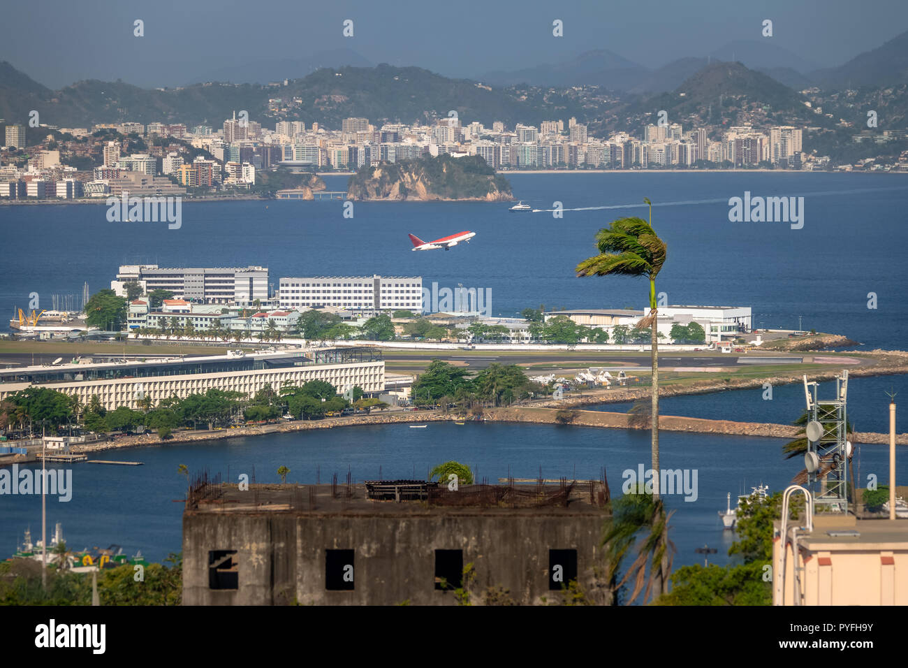 Luftaufnahme von Flugzeug am Flughafen Santos Dumont - Rio de Janeiro, Brasilien, Stockfoto