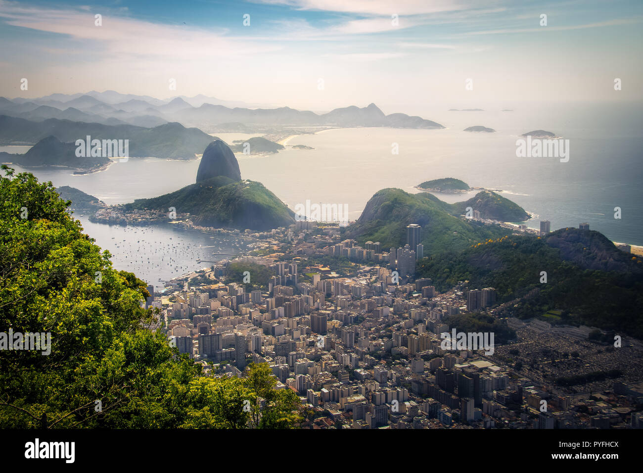 Luftaufnahme von Rio de Janeiro und Zuckerhut - Rio de Janeiro, Brasilien Stockfoto