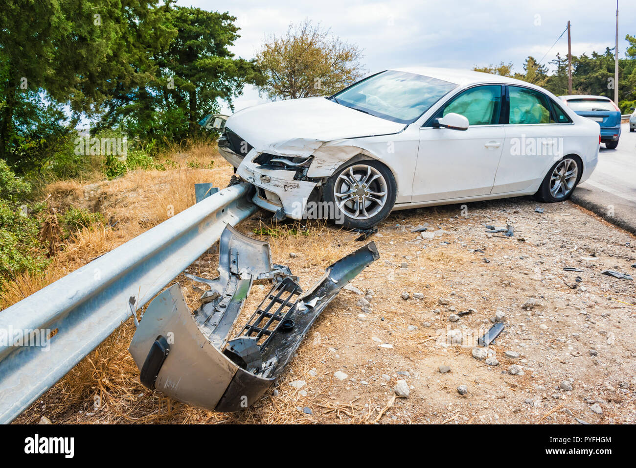 Zerschmetterte Auto mit deflationiert Airbags nach Unfall auf der Straße fertig Barriere abgestuerzt Stockfoto