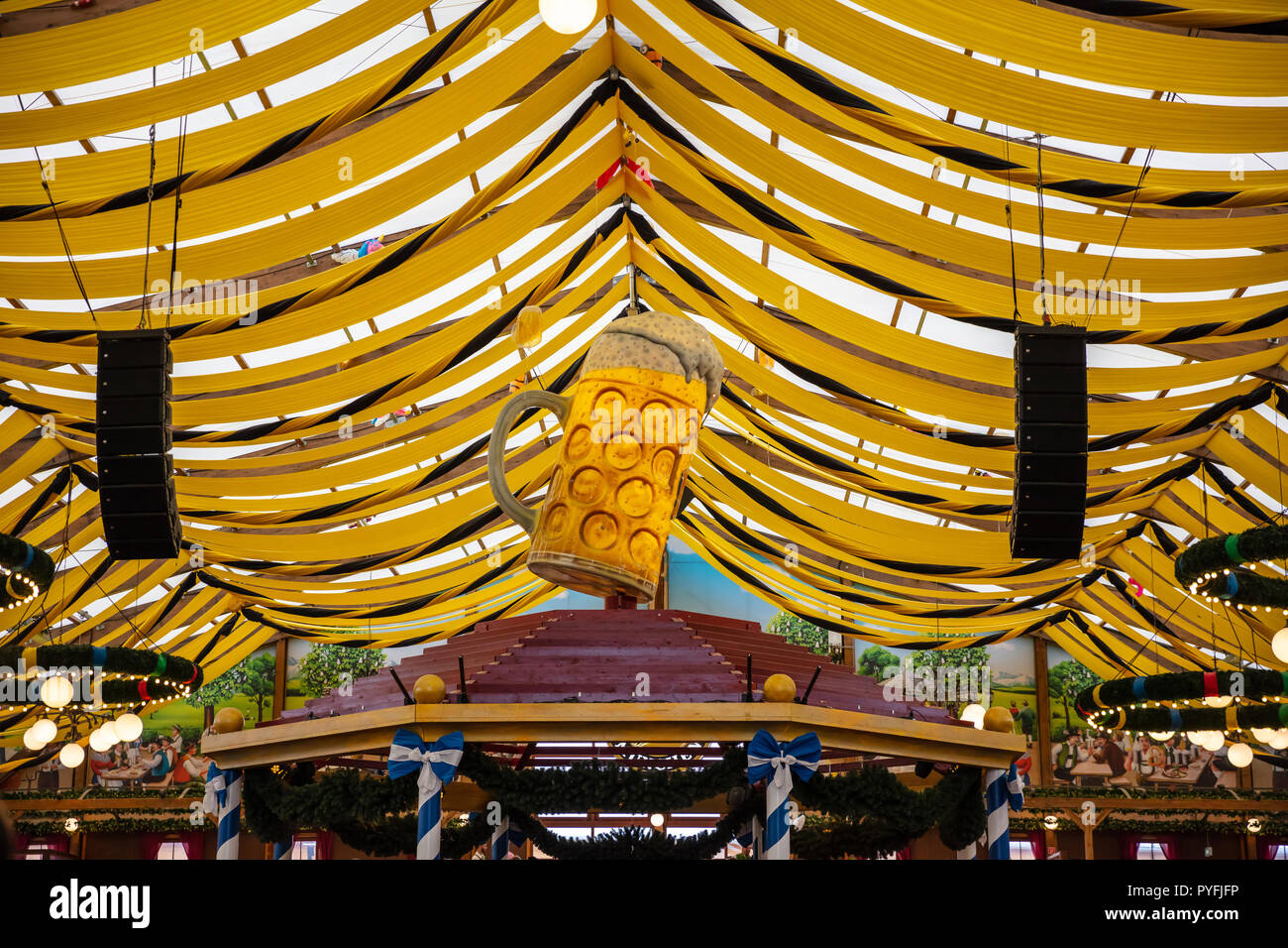 Oktoberfest, München, Deutschland, Zelt, gelben Dach Hintergrund Stockfoto