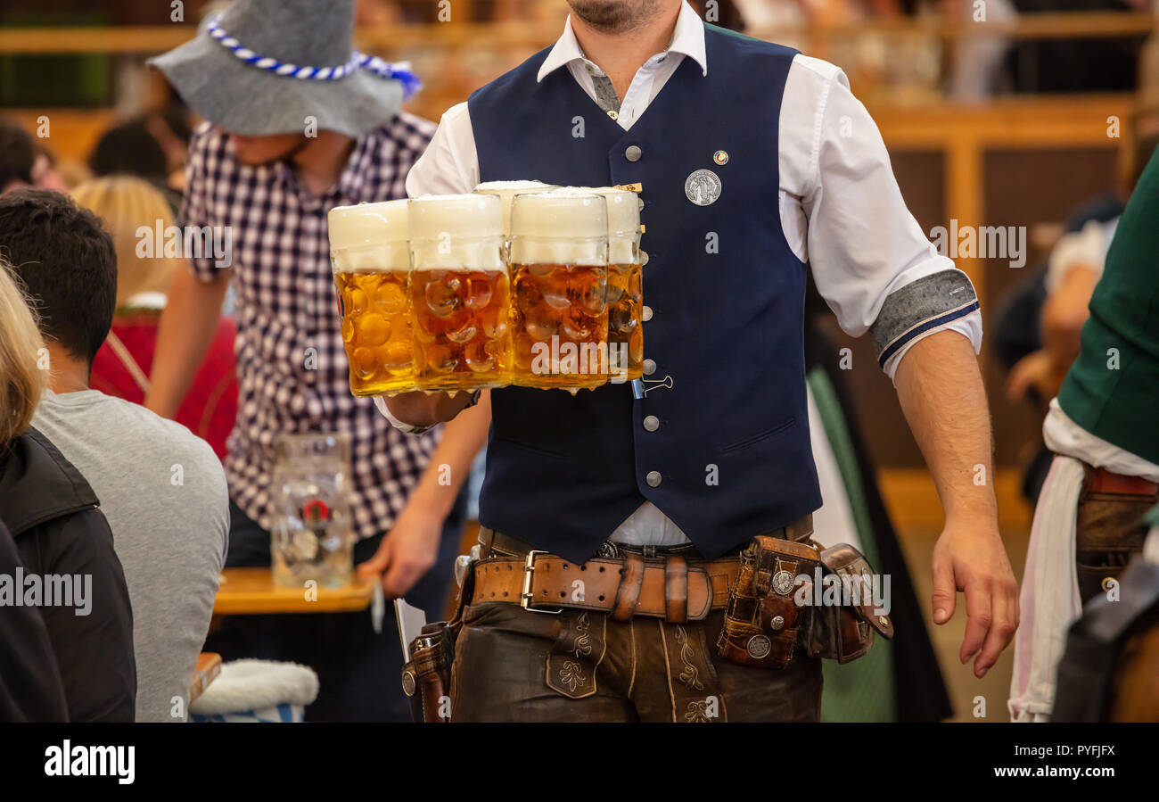Oktoberfest, München, Deutschland. Kellner mit traditionellen Kostümen serviert Bier, Detailansicht Stockfoto