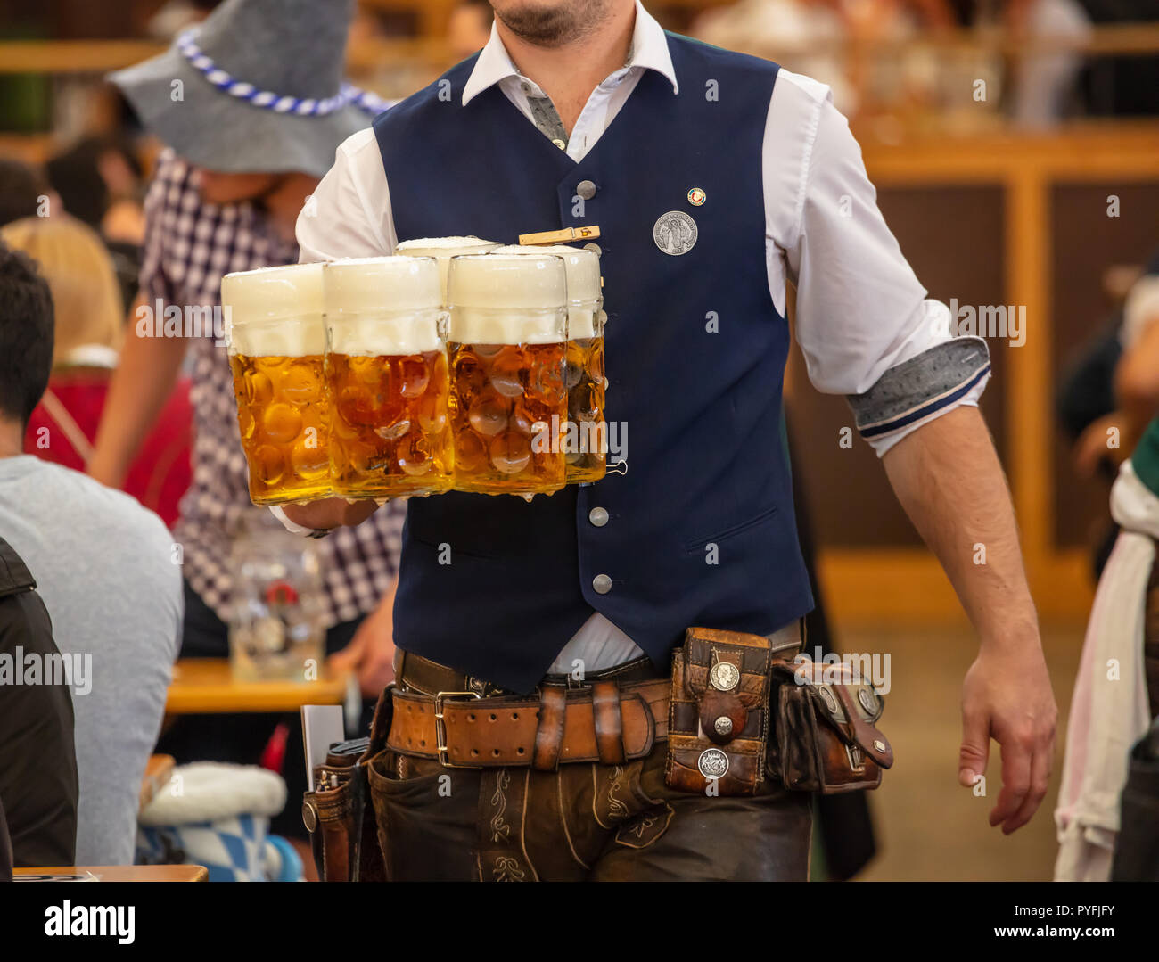 Oktoberfest, München, Deutschland. Kellner mit traditionellen Kostümen serviert Bier, Detailansicht Stockfoto