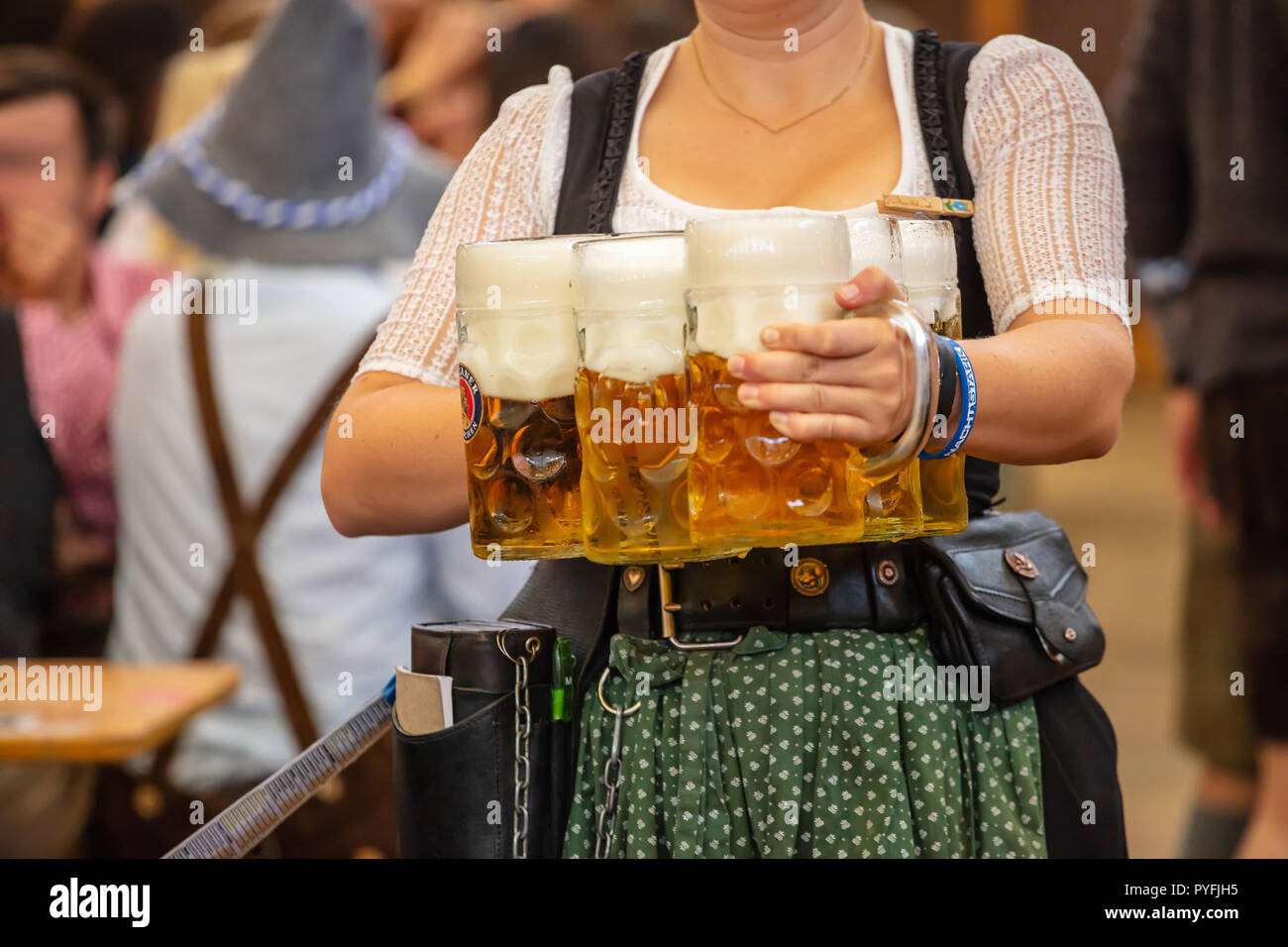 Oktoberfest, München, Deutschland. Frau Kellner mit traditionellen Kostüm holding Biere Stockfoto