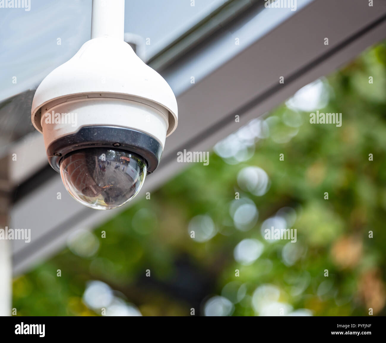 Sicherheitskonzept. Überwachung CCTV-Kamera auf dem Dach, Detailansicht Stockfoto