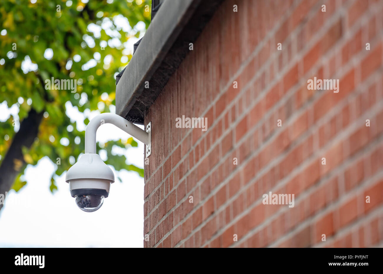 Sicherheitskonzept. Überwachung CCTV-Kamera auf eine Mauer, Detailansicht Stockfoto