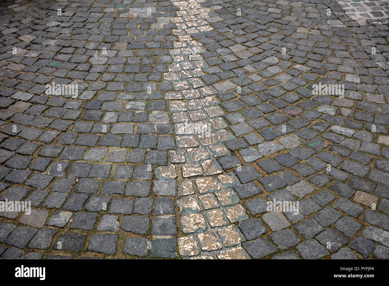 Denkmal in der Münchner Altstadt. Gold Weg markiert, auf dem Pflaster Stockfoto