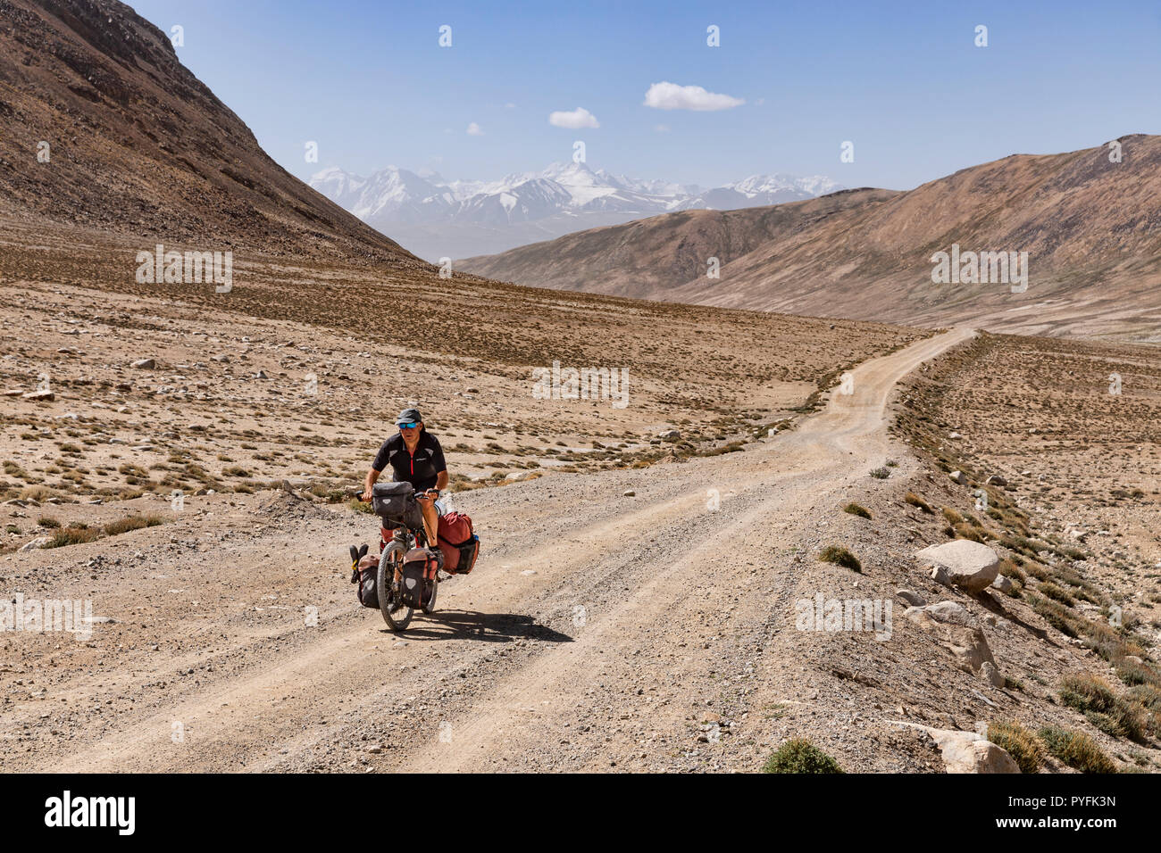 Geladen Radfahrer Pedale nach oben der Fernbedienung 4.340 m Khargush Pass zwischen Langar und Alichur, Pamir Highway, Gorno Badakhshan, Tadschikistan Stockfoto
