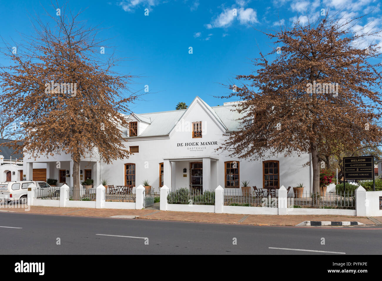 Stellenbosch, Südafrika, 15. August 2018: Die De Hoek Manor Guesthouse in Stellenbosch in der Western Cape Provinz. Ein Fahrzeuge sichtbar ist. Stockfoto