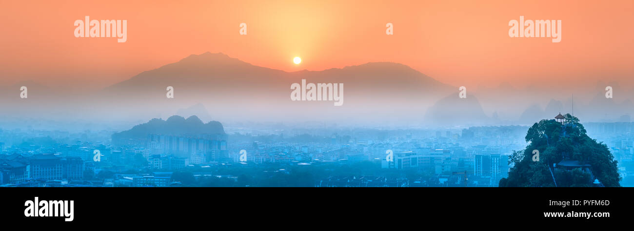 Luftaufnahme von Guilin, Li Fluss und Karstgebirge Yangshuo und Xingping, Guangxi Provinz, China Stockfoto