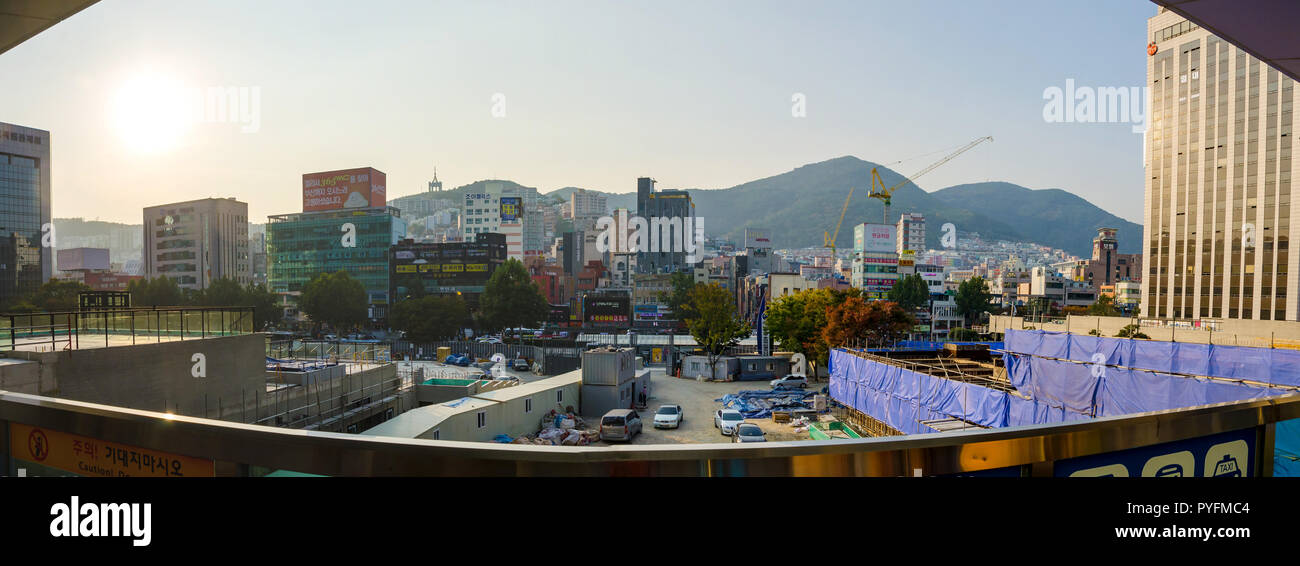 Einen Panoramablick über die Stadt, wie sie von Busan Busan Bahnhof verlassen. Stockfoto