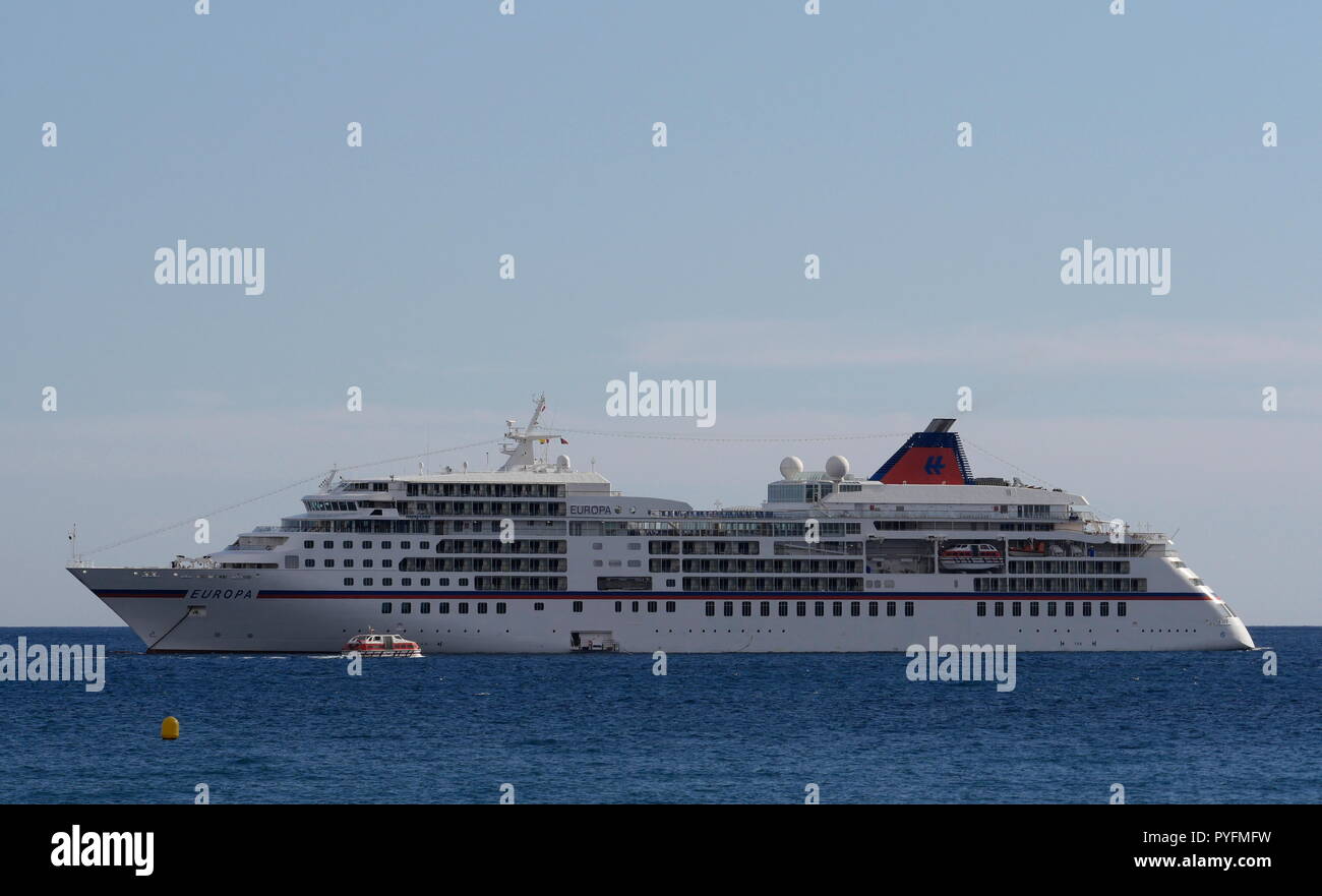 AJAXNETPHOTO. 2018. CANNES, Frankreich. - COTE D'AZUR RESORT - DIE HAPAG LLOYD KREUZFAHRT EUROPA VERANKERT IN DER BUCHT. Foto: Jonathan Eastland/AJAX REF: GX8 180310 777 2 Stockfoto