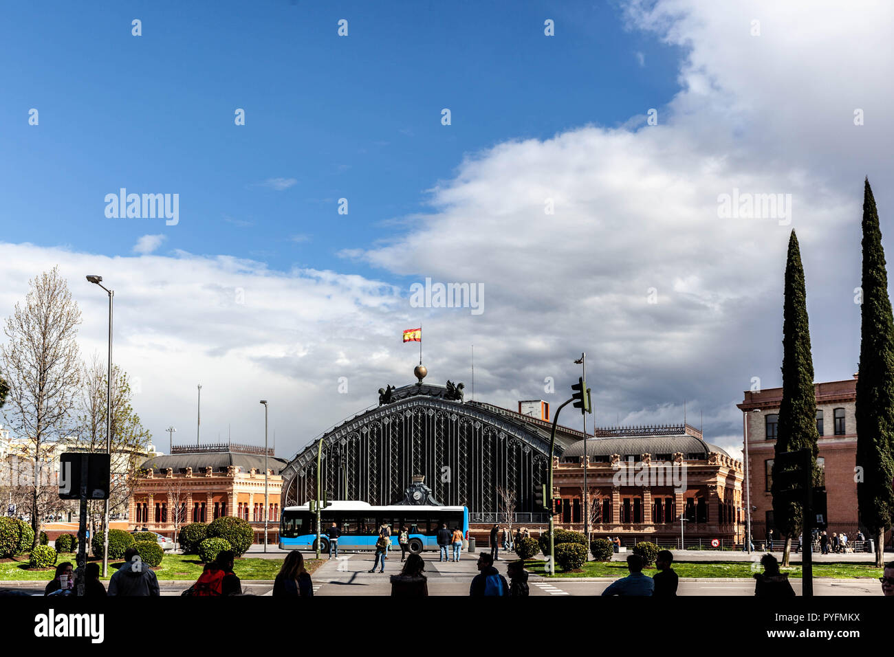 Long Shot von La Estación de Atocha vom Plaza del Emperador Carlos V, Madrid, Spanien, gesehen. Stockfoto