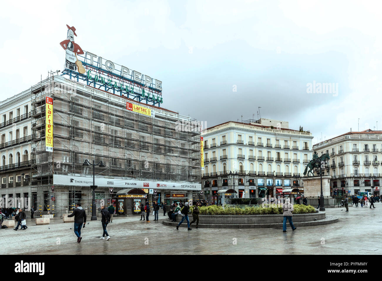 Plaza Puerta del Sol an einem bewölkten Tag, Madrid, Spanien. Stockfoto