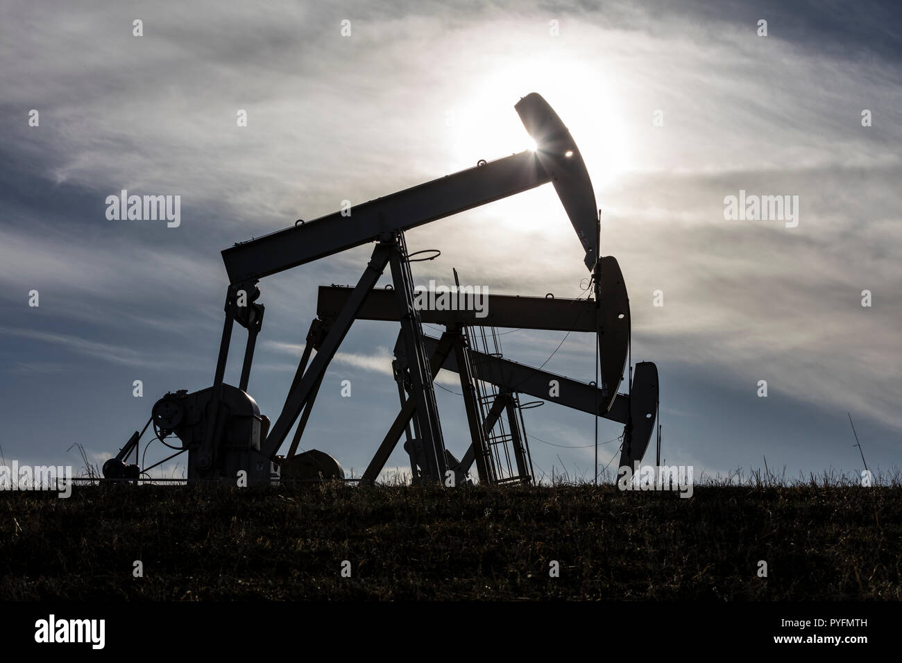 Trio von Öl pumpjacks Arbeiten nördlich von Cochrane, Alberta Kanada Stockfoto