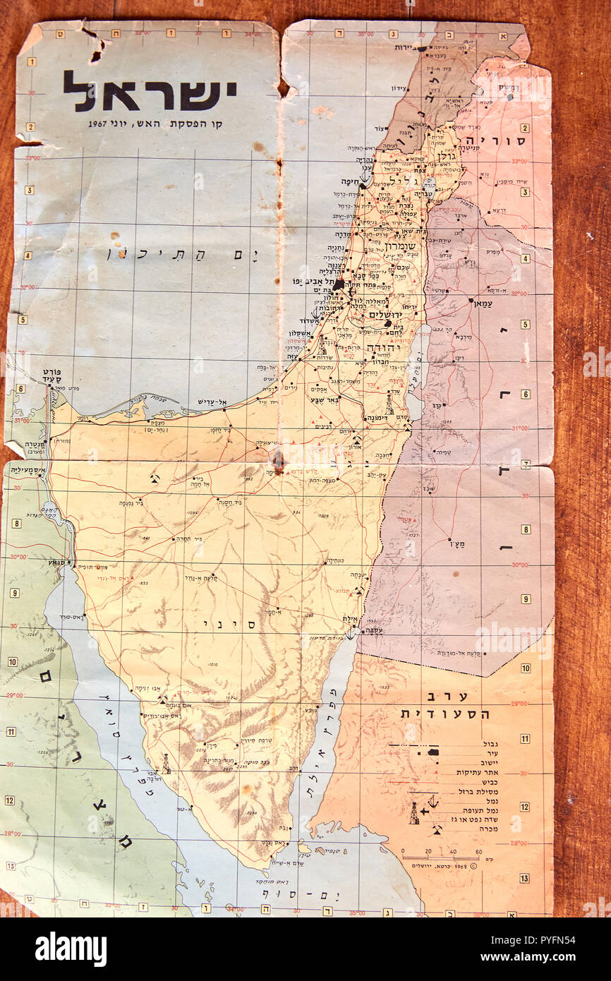 ISRAEL - ca. 1967: ein gebrauchter Vintage israelischen Umschlag und Briefmarke (Plakat) zeigt eine Karte der Krieg von 1967 mit der Inschrift "Die Entdeckung von Israel im Rafia Post Office", Serie 1967 Stockfoto