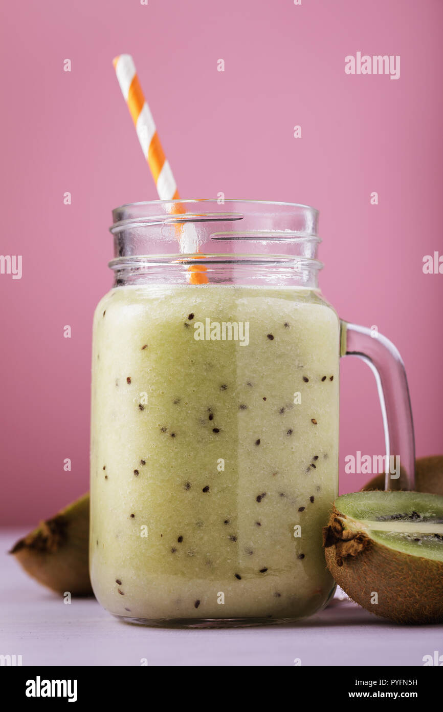 Hausgemachten Smoothie aus reifen Kiwi in einem Glas gemacht Stockfoto