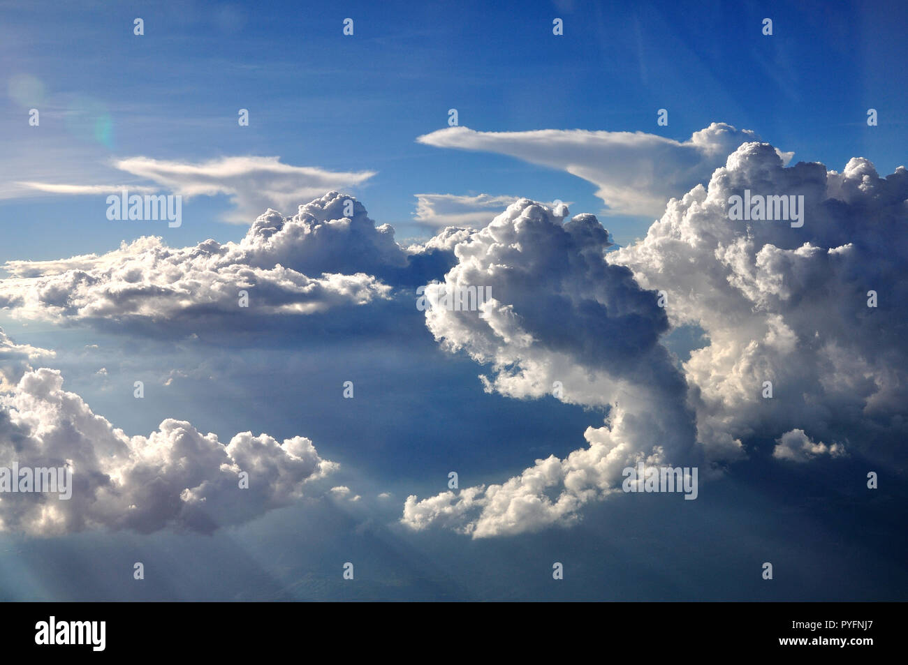 Blauer Himmel und Wolken Stockfoto