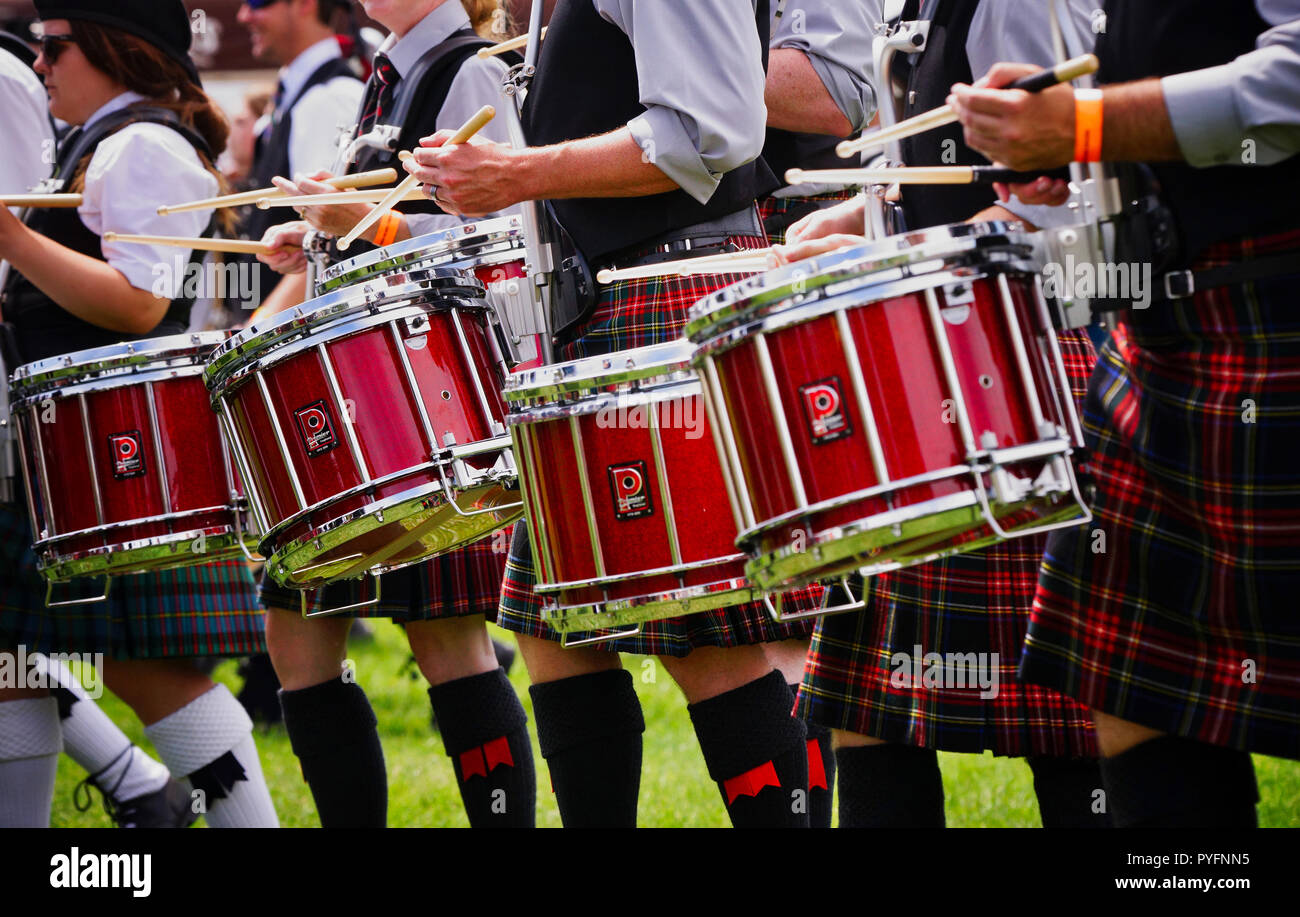 Montreal, Kanada, 2. August 2014. Drums in einem Schottischen band. Credit: Mario Beauregard/Alamy leben Nachrichten Stockfoto