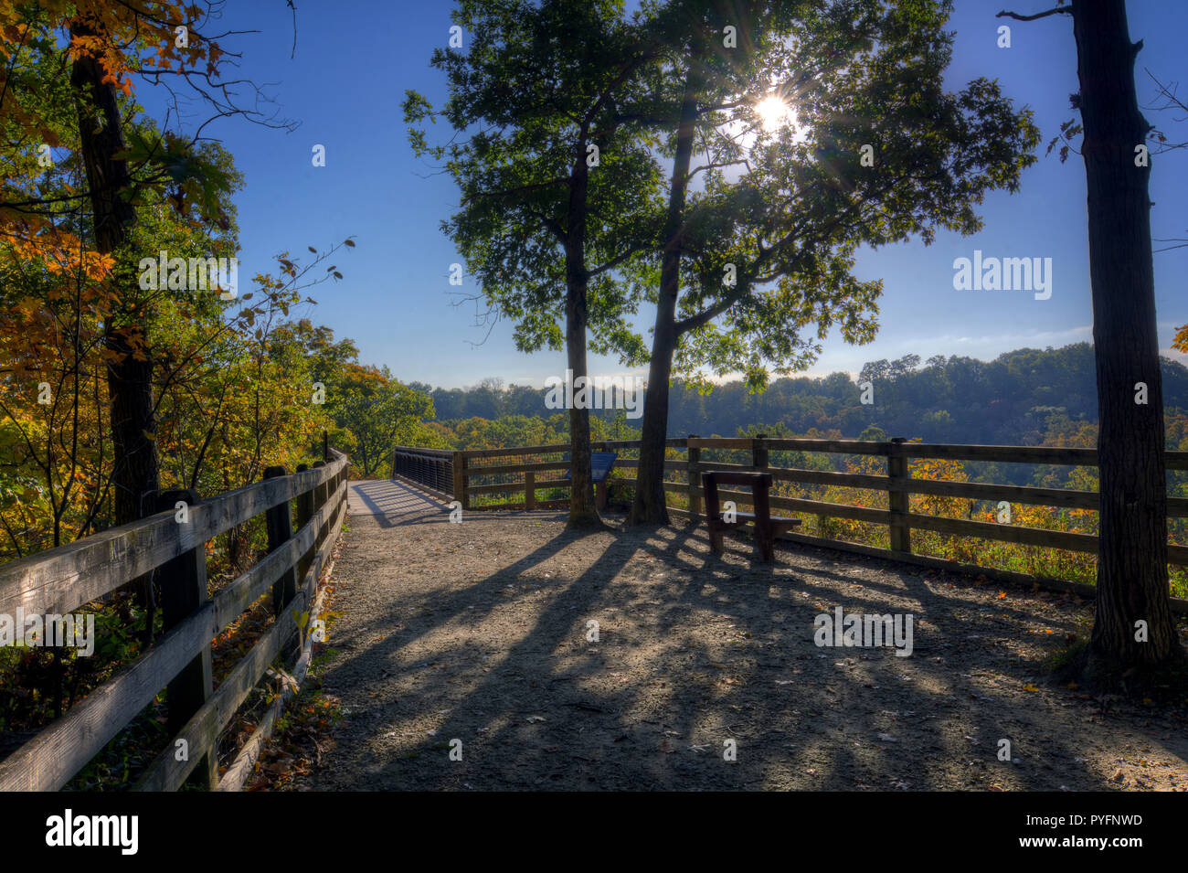 Einen schönen Herbst Szene an der Spitze von Fort Hill in den Rocky River Buchung, in der die lebhaften Farben der Bäume im Herbst und die Strandpromenade nur ein Stockfoto