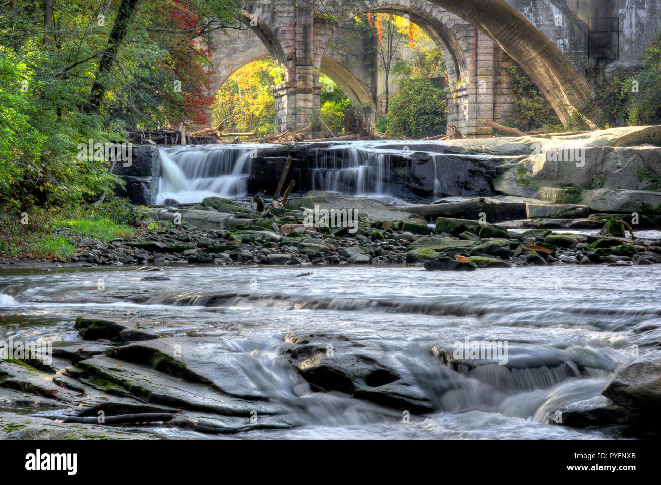 Berea fällt Ohio während der Spitzenzeiten fallen Farben. Dieser Wasserfall sieht es am besten mit peak Herbst Farben in den Bäumen. Der Steinbogen zug Brücken Stockfoto