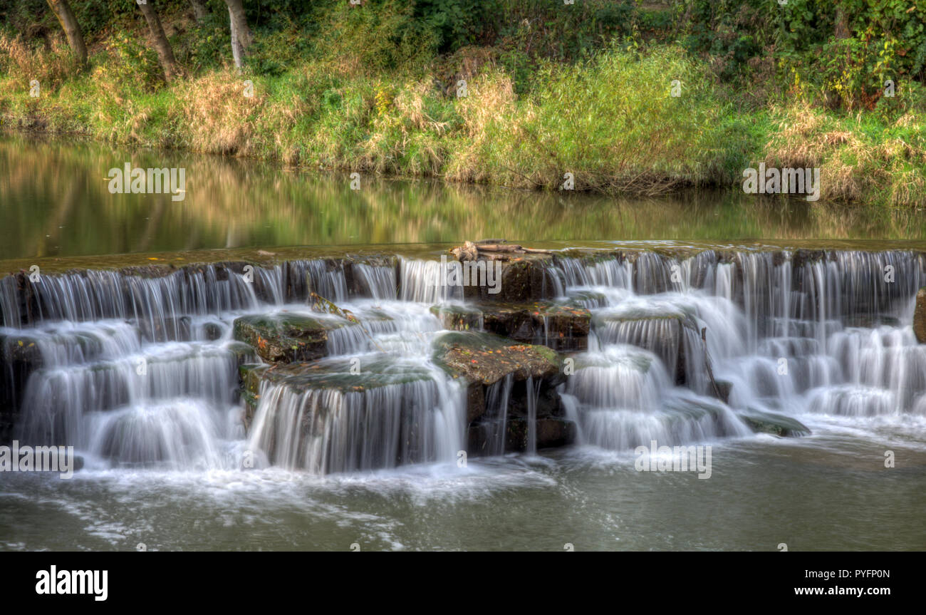 Der Wasserfall bei Baldwin Lake Dam im Cuyahoga County, Ohio. Im Mill Stream laufen Reservierung in der Nähe von Beröa Ohio entfernt. Das Gelände einer ehemaligen Sandstein qua Stockfoto