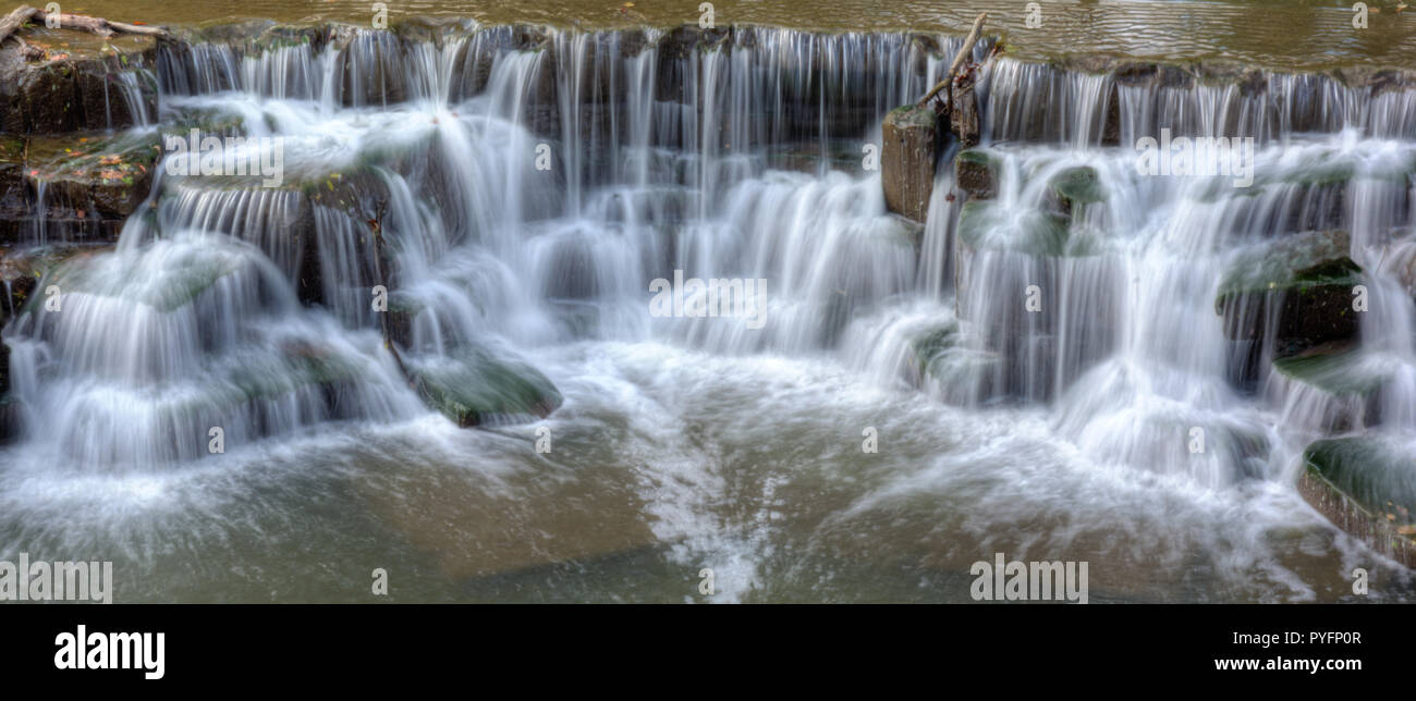 Der Wasserfall bei Baldwin Lake Dam im Cuyahoga County, Ohio. Im Mill Stream laufen Reservierung in der Nähe von Beröa Ohio entfernt. Das Gelände einer ehemaligen Sandstein qua Stockfoto